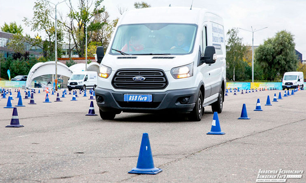 Водители коммерческого транспорта прошли бесплатные тренинги в Академии безопасного вождения Ford (фото 1)